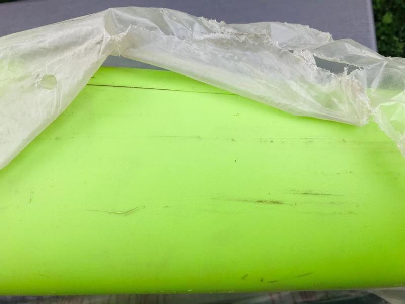 Il y a des grafignes profondes sur tout le tour de la planche !