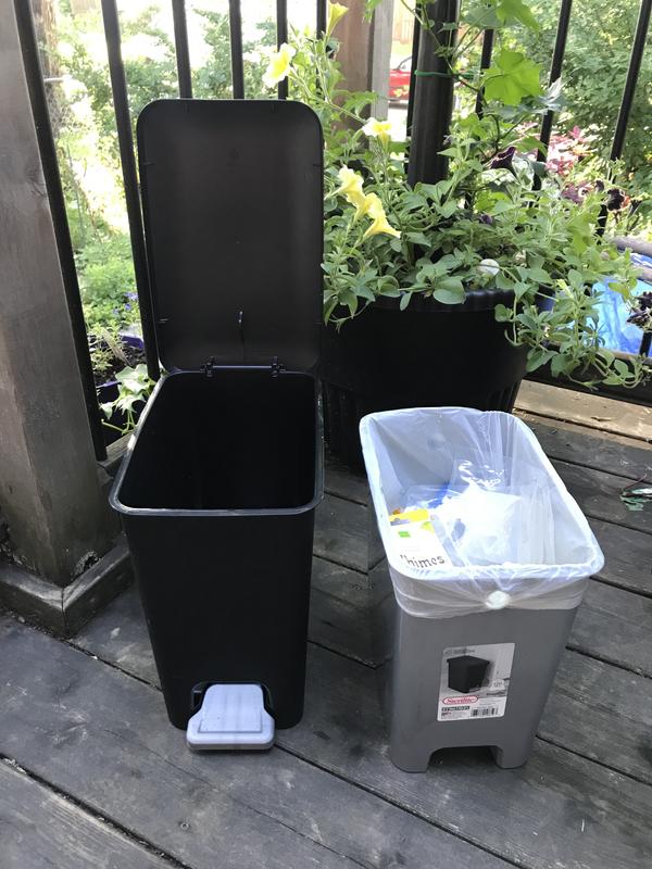 The liner comes out for easy cleaning, changing of the bag, or use without a bag.