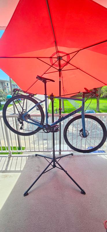 Big stand holding big XL bike