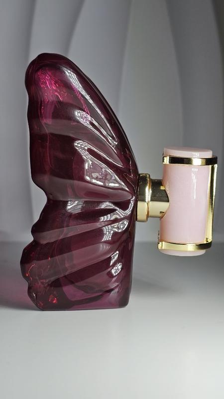 Customer photo for "A beautiful fruity-floral fragrance in an absolutely stunning bottle."
