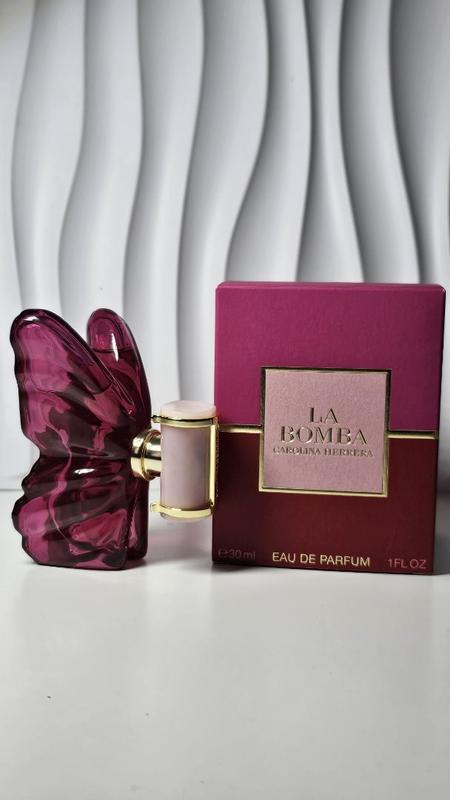 Customer photo for "A beautiful fruity-floral fragrance in an absolutely stunning bottle."