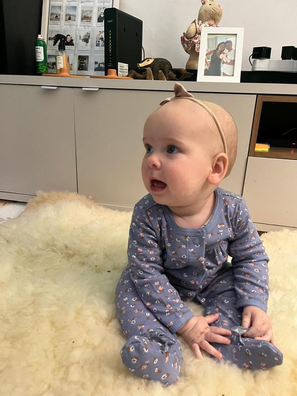 Baby Olívia using her new outfit