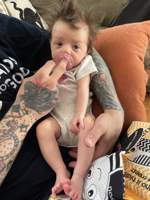 She’s wearing the gray with the air balloon on it that says adventure awaits :) she’s 7lbs 14oz and 21 inches long