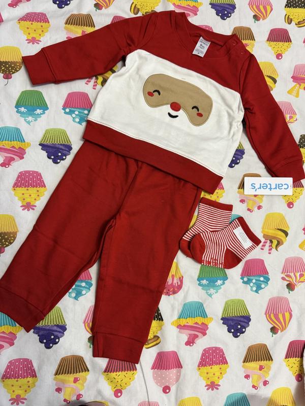 It contains a trouser, a sweater and nice socks. It is beautiful.