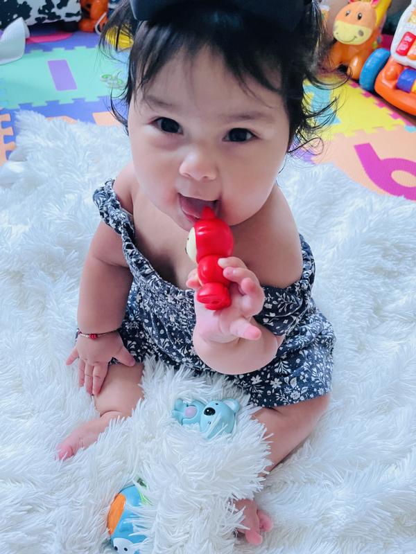 Ella feliz con sus muñequitos