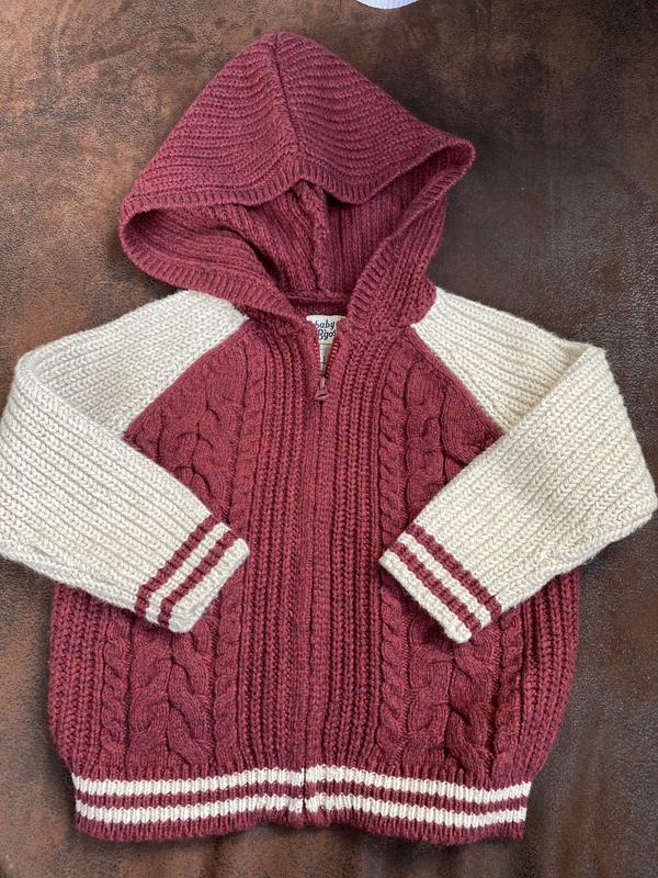 You can see the details of the knit. The details of the combined lines makes it look cooler.