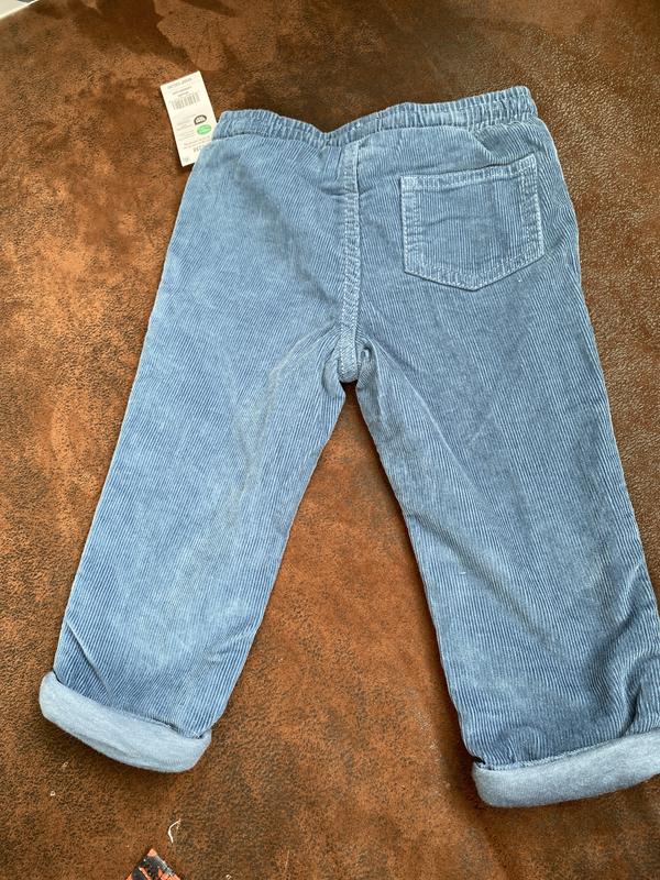 It has little pocket on the back.