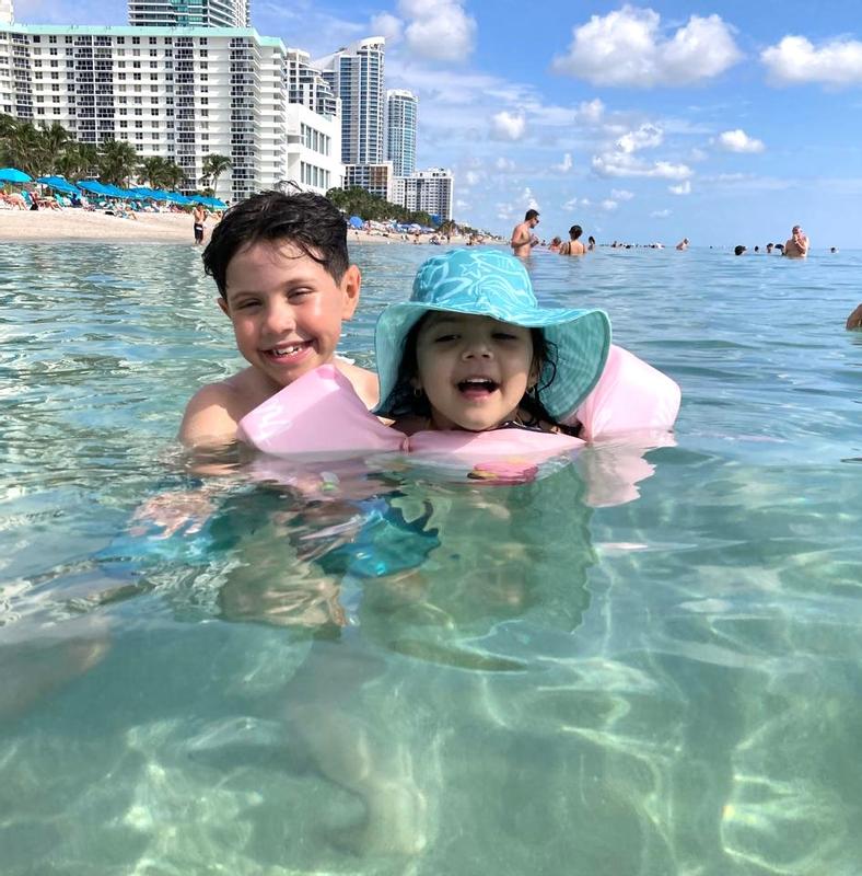MI NIÑA DISFRUTANDO DE SUI GORRO EN EL MAR !!