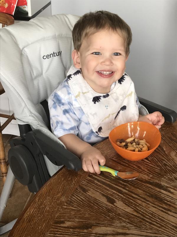 High chair that outlet pulls up to table