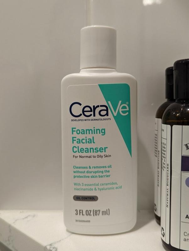 Comprar CeraVe Foaming Facial Cleanser, Daily Face Wash for Oily Skin with  Hyaluronic Acid, Ceramides, and Niacinamide, Fragrance Free Paraben Free, 12 Fluid Ounce en USA desde República Dominicana