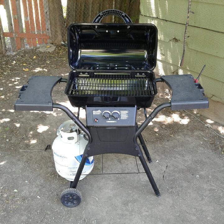 Char Broil Grill with Piezo Ignition Rogue Series Porcelain