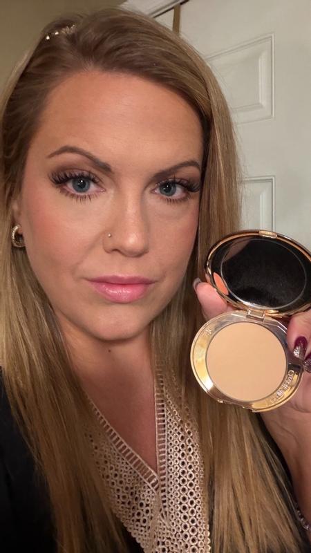 Customer photo for "Great powder for smoothing and blurring skin!"
