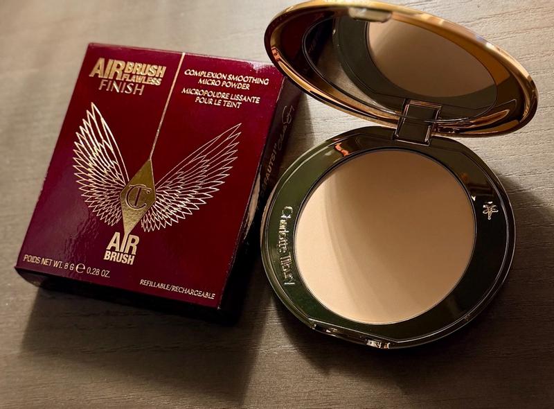 Customer photo for "Great powder for smoothing and blurring skin!"