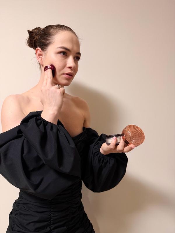 Customer photo for "Luxurious packaging, perfect shade and an amazing skin-blurring effect"