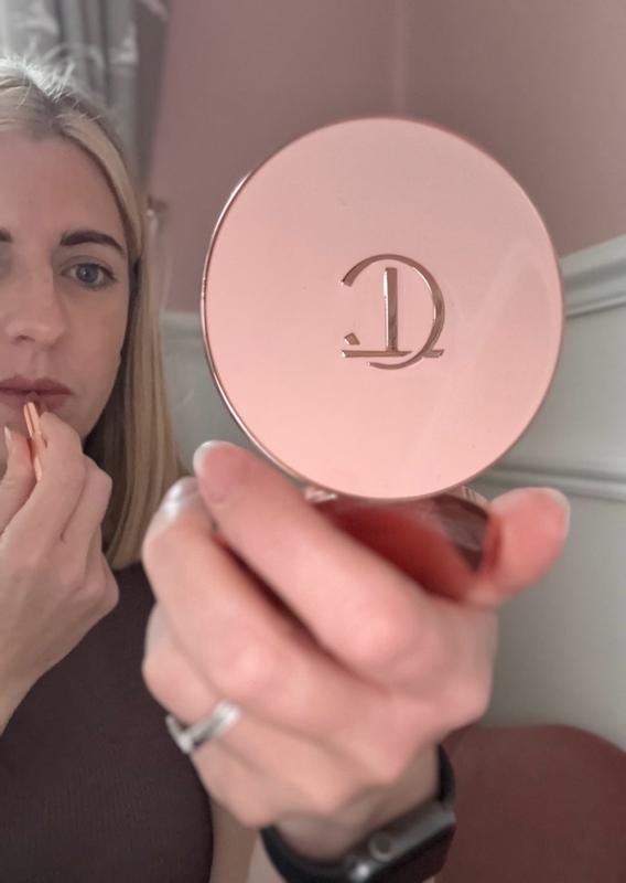 Customer photo for "Gorgeous makeup for on the go!"