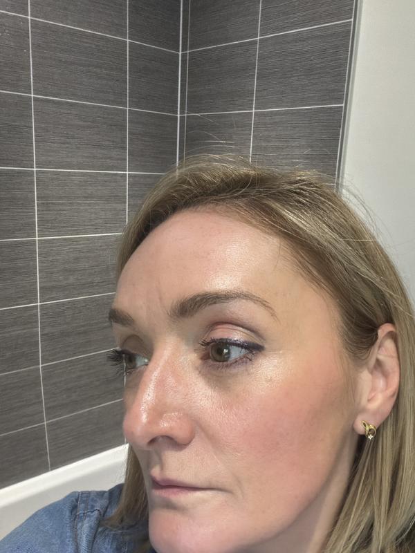 Customer photo for "Lightweight coverage glow, ideal for 40+ skin"