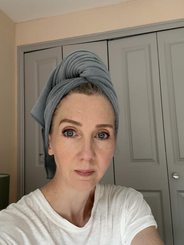 Customer photo for "Beautifully creamy, flattering foundation"