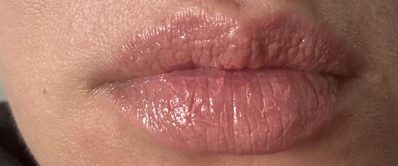 such a result even despite the fact that I moisturized my lips. This should not happen after such an expensive lipstick. Everything that is written in the description about this product is a lie