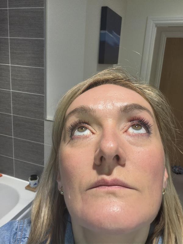 Customer photo for "Lightweight coverage glow, ideal for 40+ skin"
