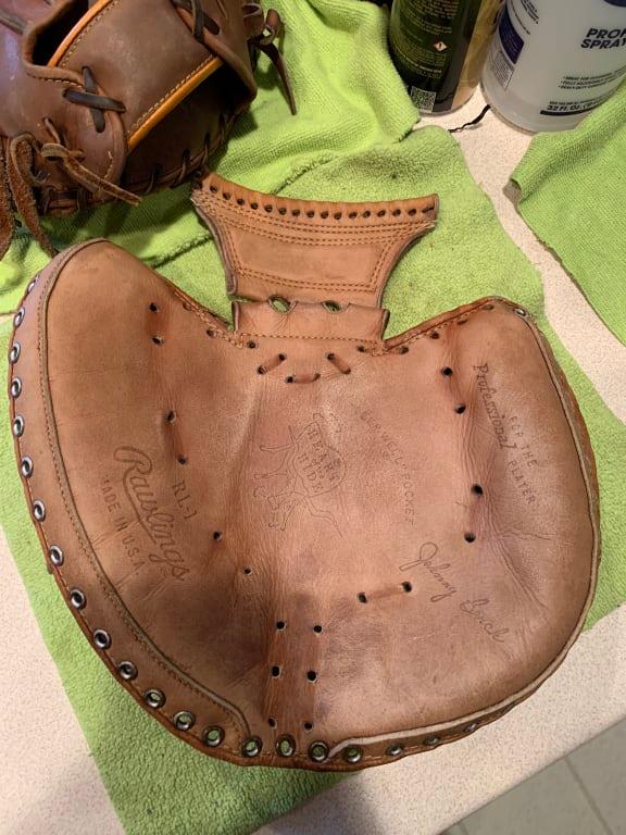 Back to the original color and was able to see the HOH logo on the palm.