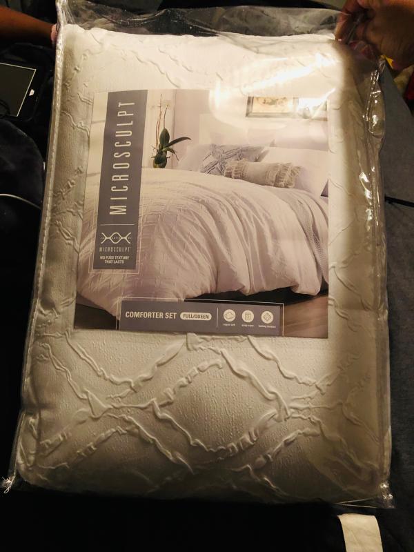 Microsculpt Solid Ogee 2-Piece White Twin Comforter Set in the