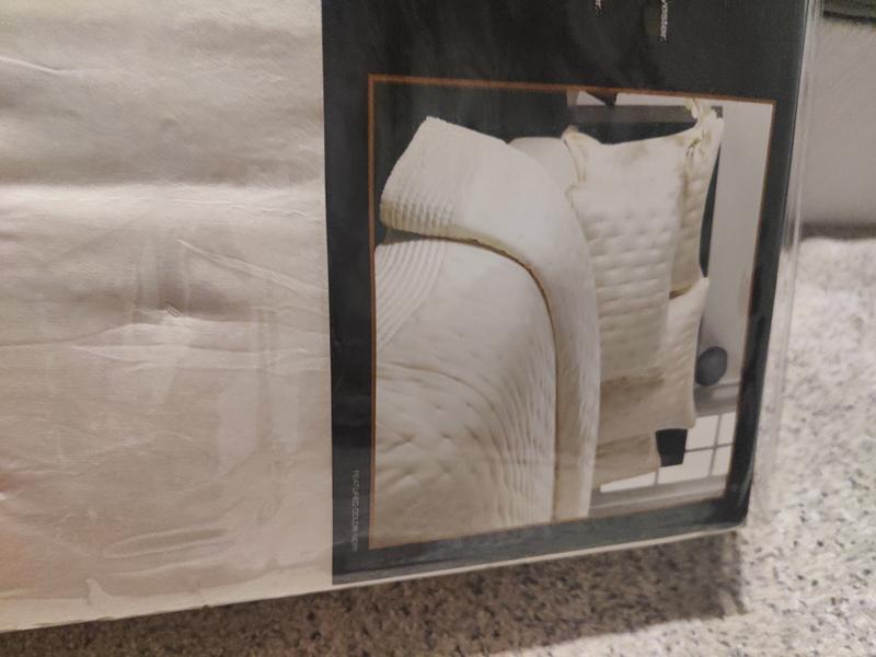 Elegant quilt! Perfect for housewarming present!
