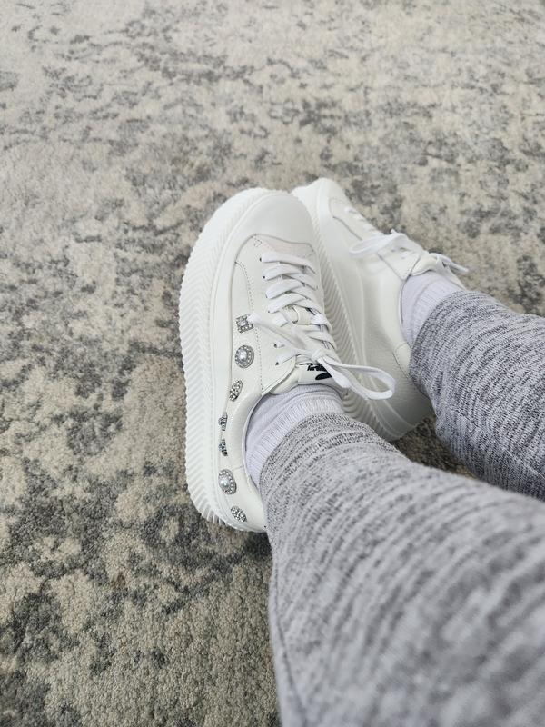 These white sneakers are amazing!!