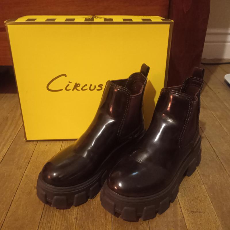 Circus - Darielle Boot