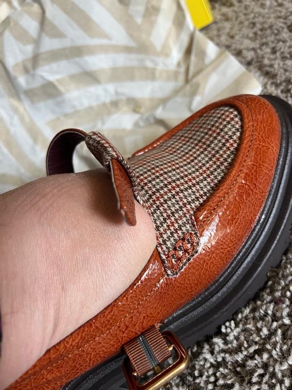 Fit narrower than normal, Definitely not for WW feet