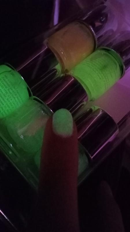 Claire's Glitter Glow Vegan Glow in The Dark Nail Polish