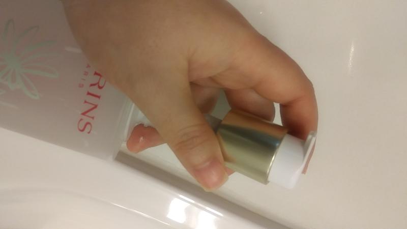 Pump distance too short, cream falls on bottle