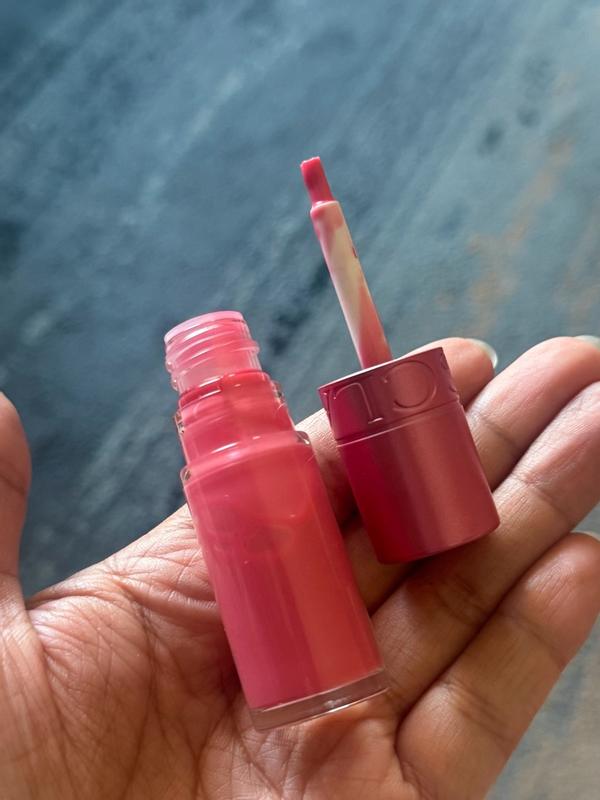 Customer photo for "Good for hydrating your lips"