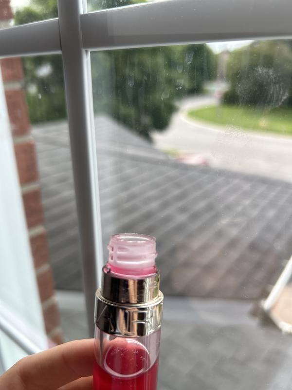 Here are some photos of how it can accumulate in the cap. It’s honestly not that bad, just try to keep it upright if you buy it.