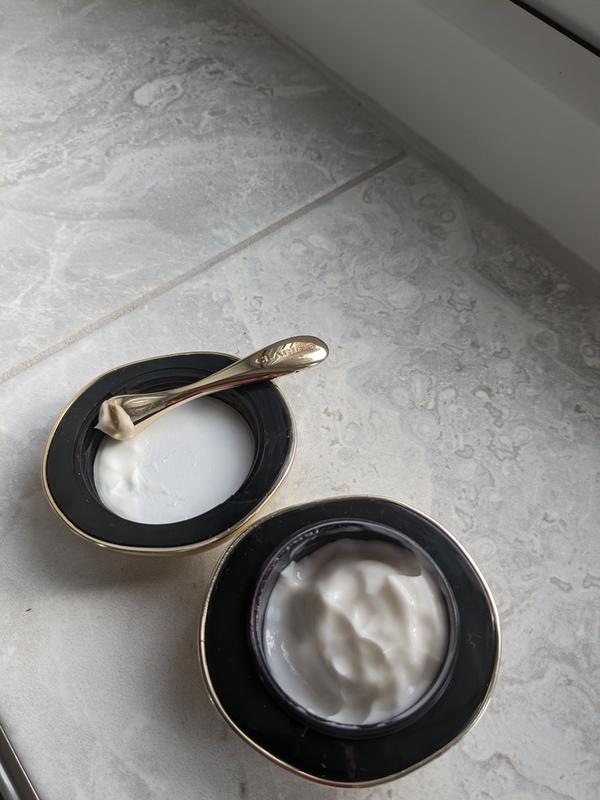 Luxurious eye cream