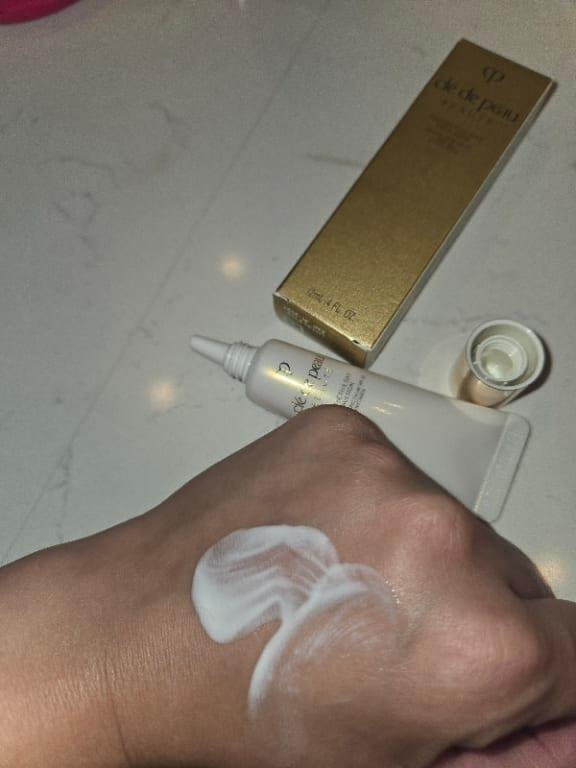 Cle de Peau Protective Day Emulsion blended out