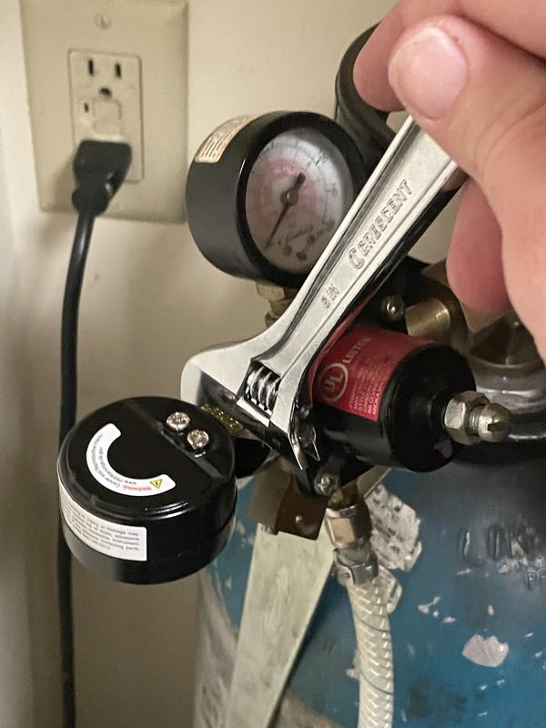 Tightening a new gauge on a CO2 tank
