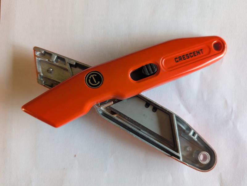 Tool free blade change is convenient.