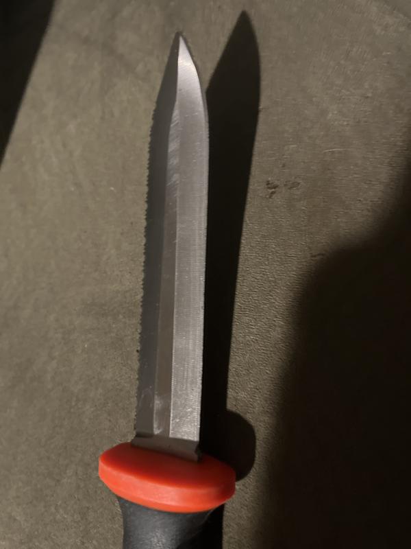 On pictures 2&3 you can see the serrated blade on one side and the razor sharp edge on the other