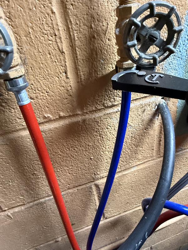 Turning hose connector.