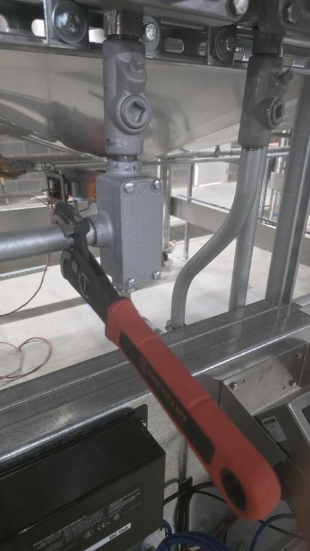 Very easy one handed use