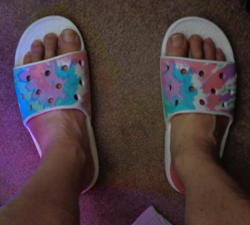 Good contrast with the floor. Wasn't like that for the leather slippers.