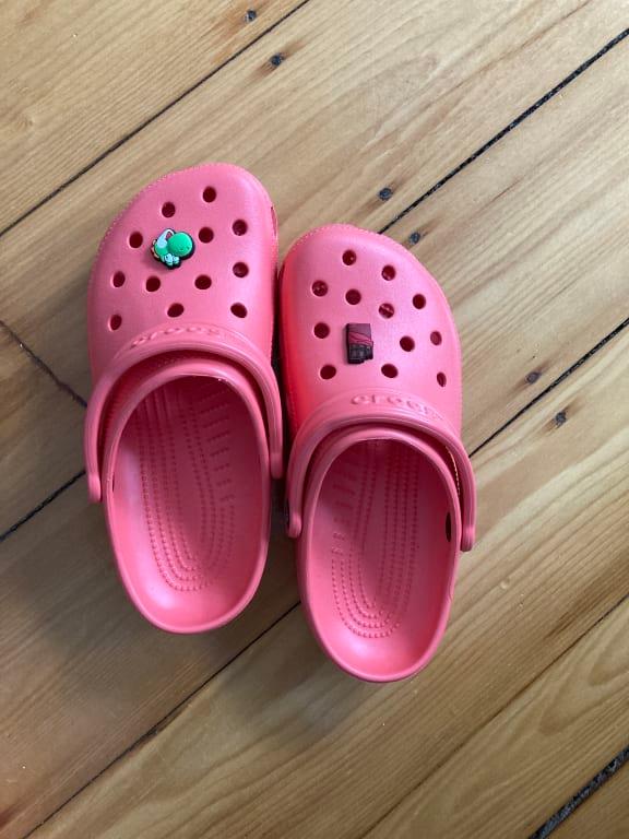 Salmon best sale pink crocs