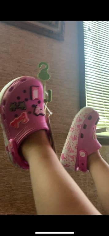 Super cute barbie doll head symbol on bottom cushion and barbie on foot strap.