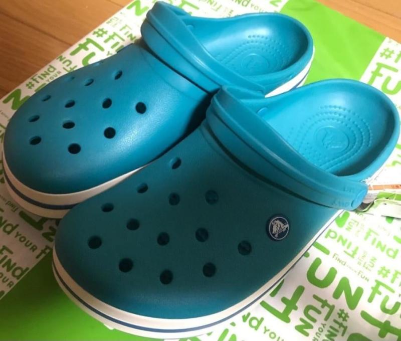 I wish that they need to do this in a solid teal blue with the teal blue line in the center of the white line around the bottom edge.