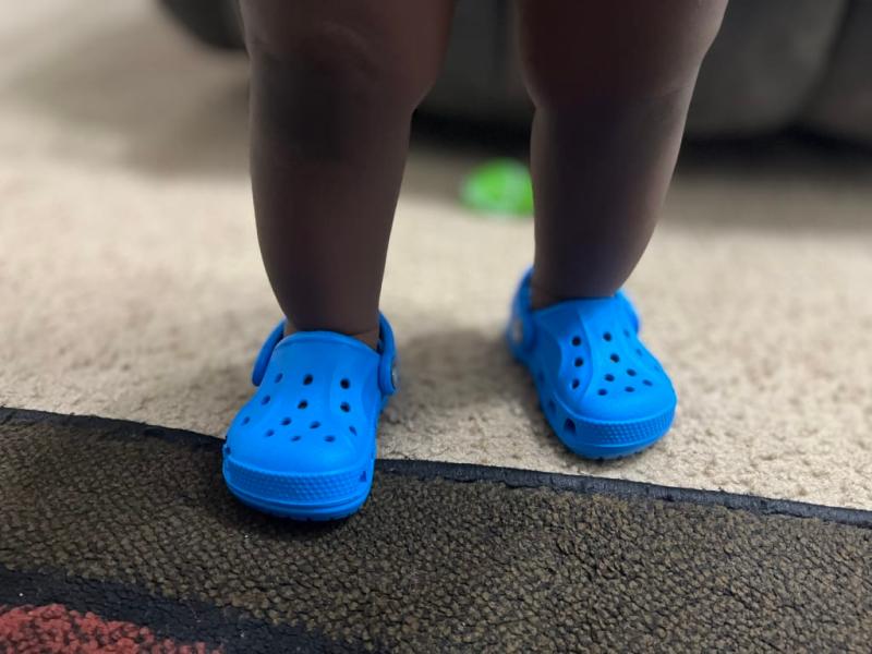 Baby wearing online crocs