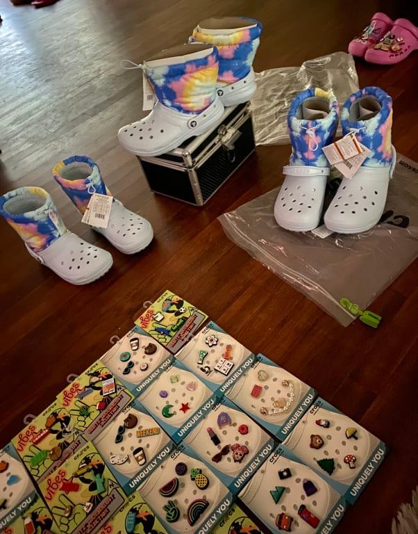 Lots of Jibbitz to customize our Neo Puff Lined Croc Boot!