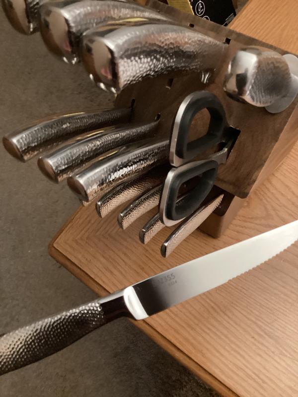 Set ,showing steak knife