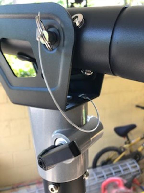 Here is the pin you can easily remove to lay the top down, and the knob you can turn to swivel the top of the heater