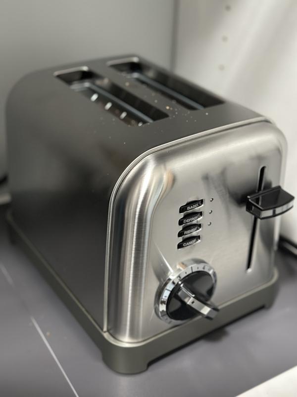Basic toaster with full access to all controls on front side