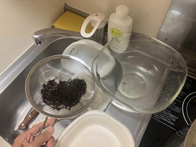 Making Japanese Hijiki from dried to watered through this most big strainer